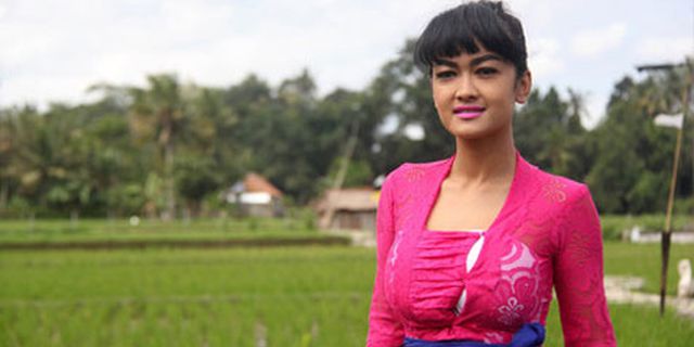 Julia Perez Meriahkan HUT Arema Cronus