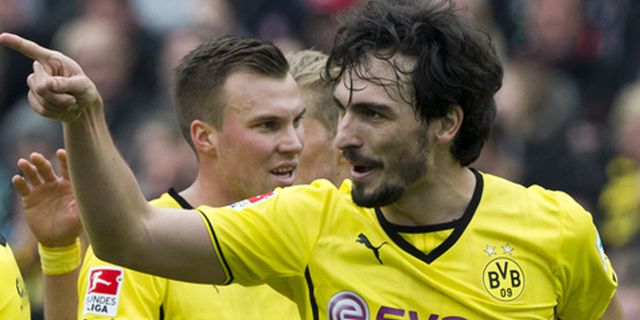 Ginter Datang, Dortmund Relakan Hummels ke United 