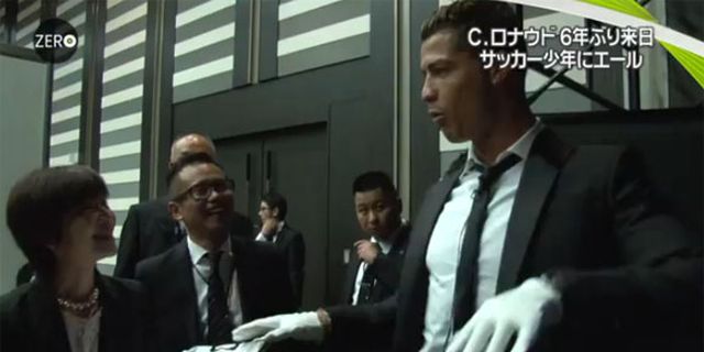 Kenakan Sarung Tangan, Ronaldo Bergaya bak Michael Jackson