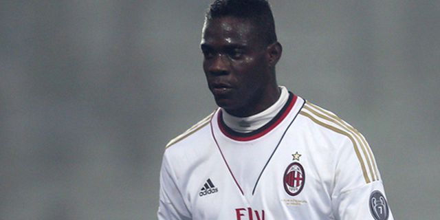 Balotelli Menyetrika Baju Sambil Menari & Baca Buku