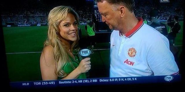 Video: Lirikan Nakal Van Gaal Saat Diwawancarai Reporter Cantik Video: Lirikan Nakal Van Gaal Saat Diwawancarai Reporter Cantik