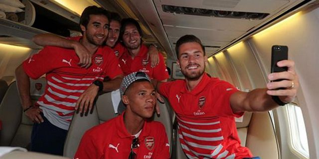 Nikmati Perjalanan ke New York, Pemain Arsenal Sibuk Narsis di Pesawat