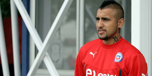 Fans MU Bikin Banner Dukungan Untuk Transfer Vidal