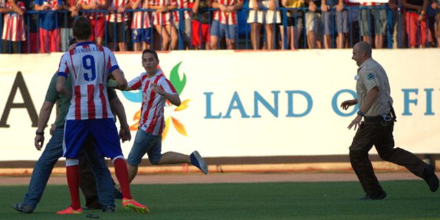 Video: Mandzukic Diserbu Fans Atletico di Vicente Calderon Video: Mandzukic Diserbu Fans Atletico di Vicente Calderon