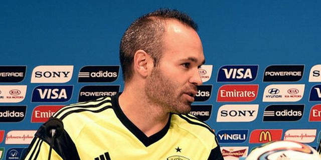 Andres Iniesta Tolak Komentari Sanksi Luis Suarez