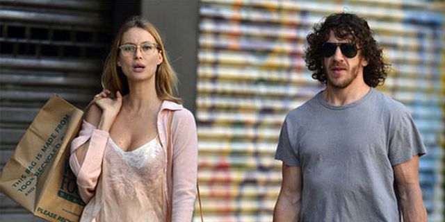 Berbikini, WAGs Ini Berdiri Bertopangkan Tangan Puyol