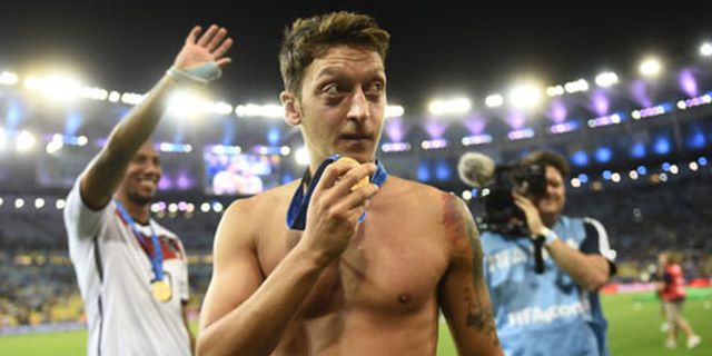 Momen Lebaran, Ozil Ajak Sang Kekasih Bersantai di Las Vegas