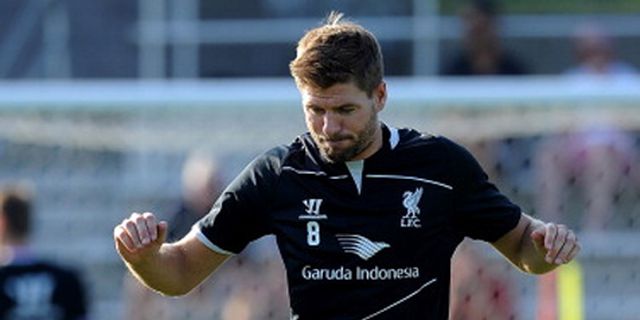 Beri Kado Pernikahan, Gerrard Cium Fans Wanita 