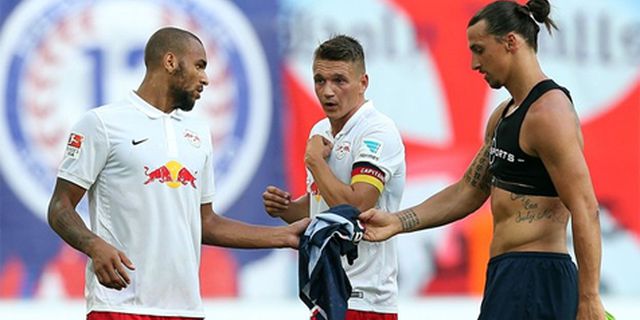 Zlatan Cegah Dua Pemain Berkelahi Akibat Berebut Jersey Zlatan Cegah Dua Pemain Berkelahi Akibat Berebut Jersey