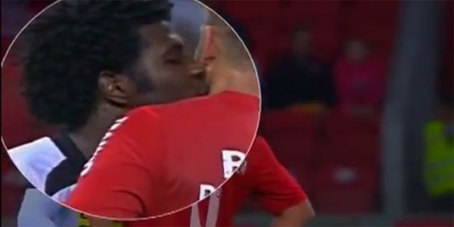 Video: Redakan Amarah, Bek Ini Cium Leher Lawan