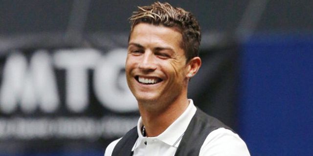 Promosi Celana Dalam CR7, Ronaldo Topless di 7 Kota 