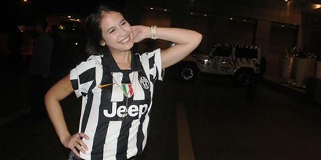 Empat Pemain Juventus Dikalungi Bunga Oleh Pevita Pearce Empat Pemain Juventus Dikalungi Bunga Oleh Pevita Pearce