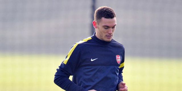 Demi Vermaelen, United Siap Perangi Barca 