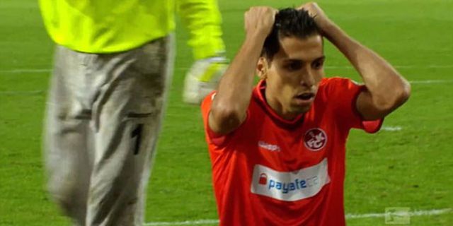 Tinggal Cocor Bola, Finishing Pemain Ini Malah Mengangkasa Tinggal Cocor Bola, Finishing Pemain Ini Malah Mengangkasa