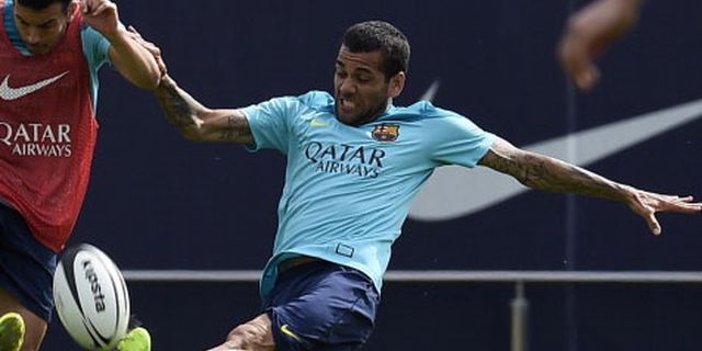 Barcelona Bantah Rumor Kepergian Dani Alves