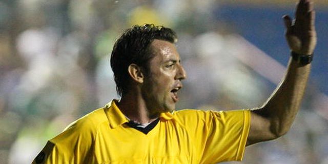 Video: Sikut Wasit Dari Belakang, Pemain Ini Bebas Hukuman
