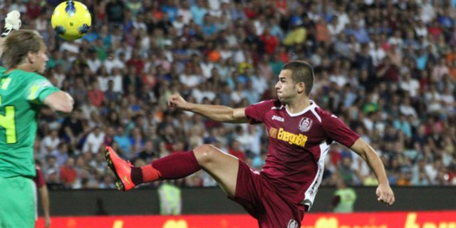 Horor! Duel Udara, Kaki Striker Ini Menghujam ke Perut Kiper Lawan
