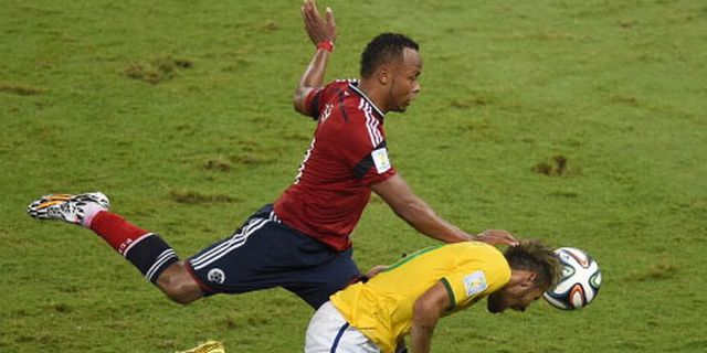 Dikenakan Saat Patahkan Tulang Neymar, Jersey Zuniga Kini Dilelang