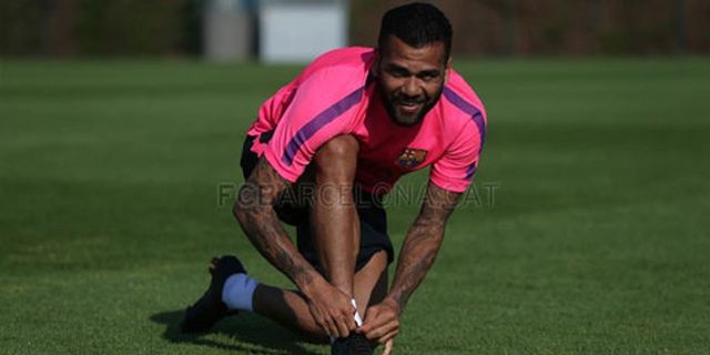 'Barcelona Ingin Jual Dani Alves Dan Datangkan Douglas'