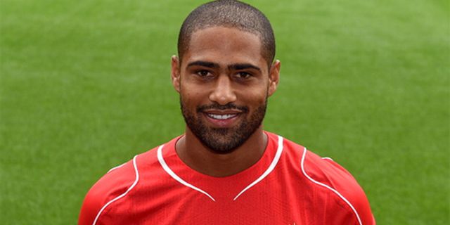 Kejutan Topeng Unik Pemain Liverpool Untuk Glen Johnson