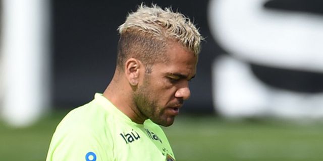 Dani Alves Dapat Sambutan Tak Ramah di Camp Nou 