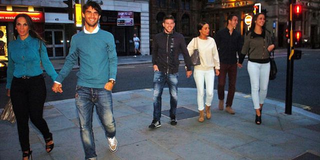 Wajah Ceria WAGs Cantik Pilar Liverpool di Musim Baru Wajah Ceria WAGs Cantik Pilar Liverpool di Musim Baru