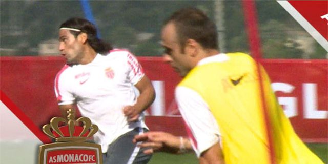 Video: Punya Reputasi Perokok, Berbatov Tantang Falcao Adu Sprint Video: Punya Reputasi Perokok, Berbatov Tantang Falcao Adu Sprint