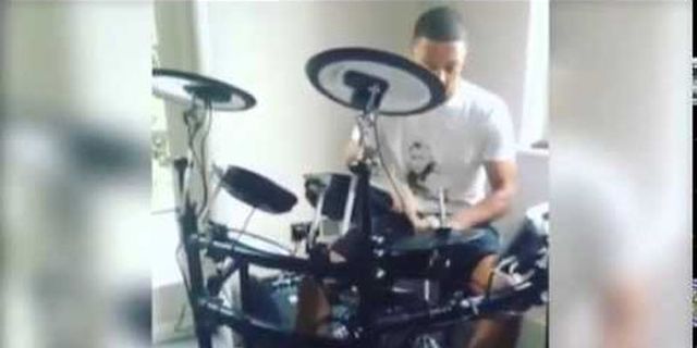 Video: Chamberlain Pamer Aksi Gebuk Drum 