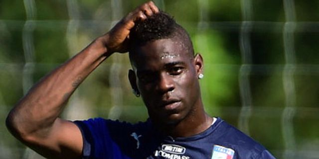 Selesaikan Transfer Balotelli, Raiola Terbang ke Liverpool