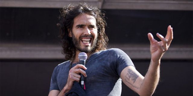 Komedian Russell Brand Ledek Peruntungan United 