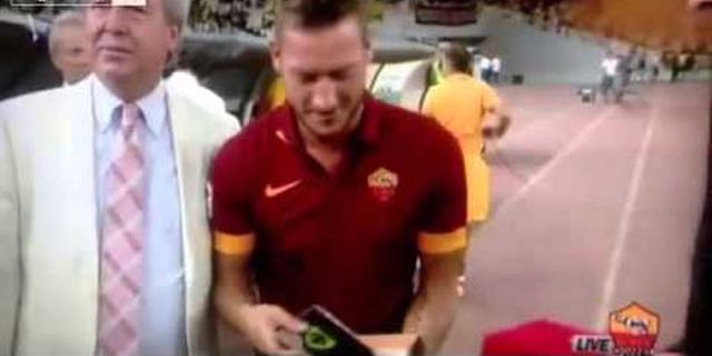 Video: Totti Jatuhkan Piagam Penghargaan dari AEK Athens Video: Totti Jatuhkan Piagam Penghargaan dari AEK Athens