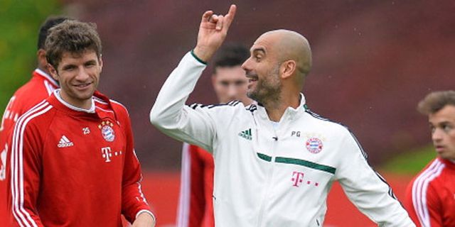 Video: Beri Instruksi, Pep 'Main Tangan' Pada Muller