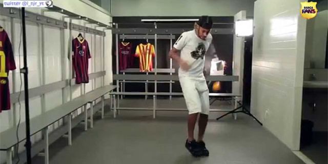 Wow! Neymar Sanggup Juggling Jeruk dan Permen Karet Wow! Neymar Sanggup Juggling Jeruk dan Permen Karet
