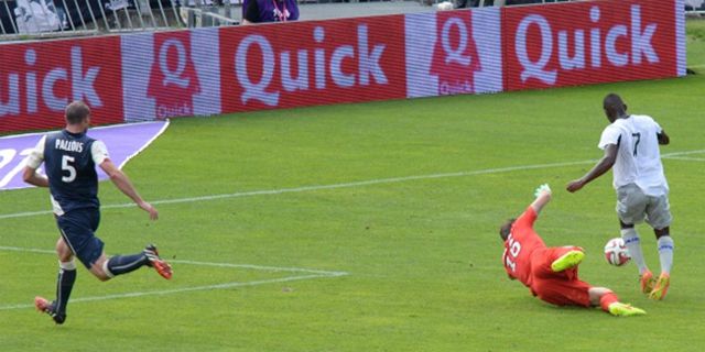 Tepis Bola Dengan Tangan di Garis Gawang, Bek Ini Lolos Hukuman