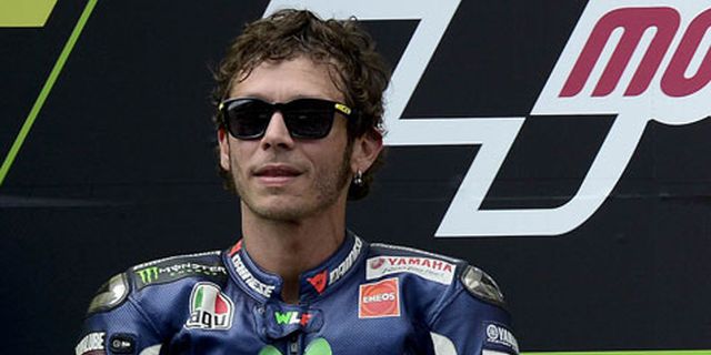 Selfie Bareng Valentino Rossi, Wanita Ini 'Bayar' Rp 33 Juta