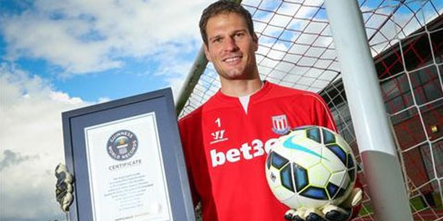 Berkat Gol Istimewa, Kiper Ini Masuk Guinness World Records