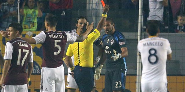 Rekor! Kiper Ini Dikartu Merah 34 Detik Setelah Kick Off Rekor! Kiper Ini Dikartu Merah 34 Detik Setelah Kick Off