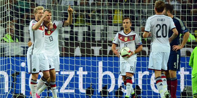 Review: Dua Gol Muller Tundukkan 10 Pemain Skotlandia