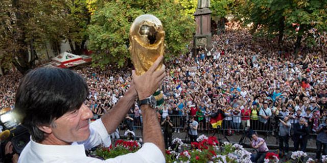 Pulang ke Kampung Halaman, Loew Pamerkan Trofi Piala Dunia Pulang ke Kampung Halaman, Loew Pamerkan Trofi Piala Dunia