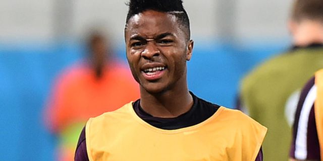 Tanah Kelahiran Dihina, Sterling Membela