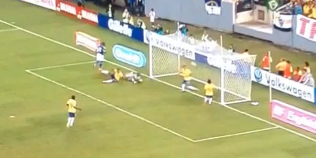 Video: Sapuan Mantap Filipe Luis Selamatkan Gawang Brasil Video: Sapuan Mantap Filipe Luis Selamatkan Gawang Brasil