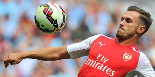 Terancam Absen Lawan City, Ramsey Salahkan Lapangan Sintetis