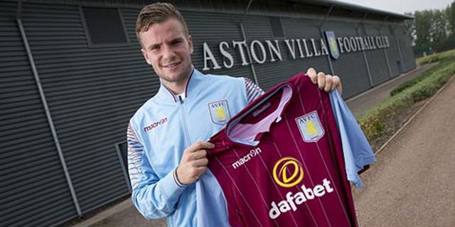 Cleverley Senang Bisa Tinggalkan Atmosfer Negatif United