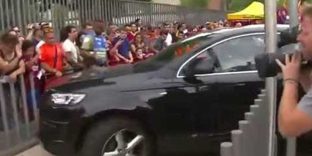 Kocak! Vermaelen Gagal Parkir Mobilnya di Barcelona 