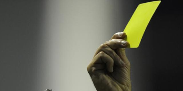 Video: Tak Mau Dikartu, Pemain Ini Lari Dari Kejaran Wasit