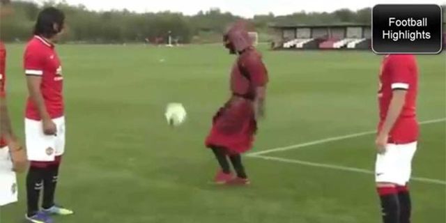 Samurai Merah Unjuk Skill Juggling di Hadapan Falcao dan Mata Samurai Merah Unjuk Skill Juggling di Hadapan Falcao dan Mata
