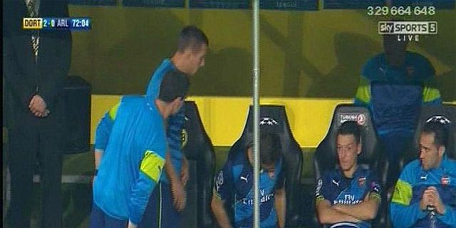 Pelindung Kaki Hilang, Podolski Terpaksa Pinjam Milik Ozil