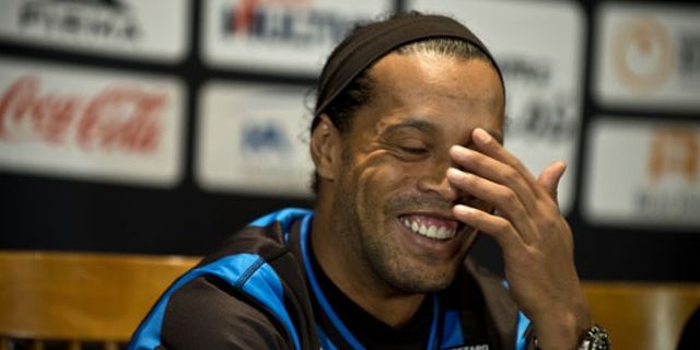 Debut di Meksiko, Ronaldinho Gagal Eksekusi Penalti Debut di Meksiko, Ronaldinho Gagal Eksekusi Penalti