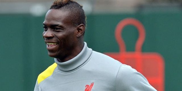Balotelli Permalukan Sterling di Duel Ping-pong Balotelli Permalukan Sterling di Duel Ping-pong