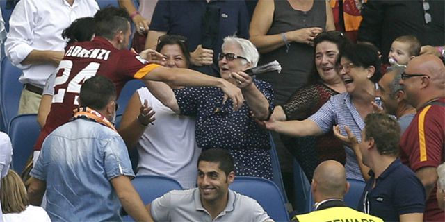 Video: Florenzi Panjat Tribun Demi Rayakan Gol Bersama Sang Nenek